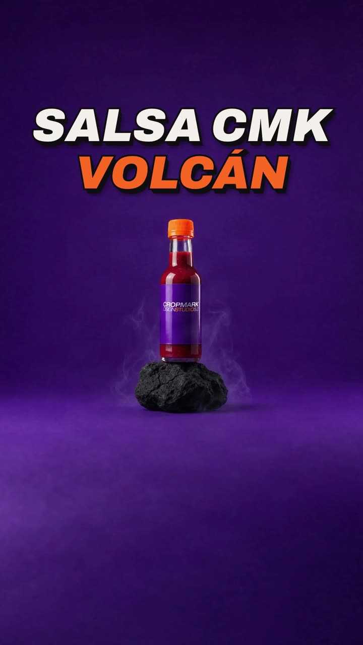Toma hero de la botella Salsa CMK Volcán sobre una roca volcánica